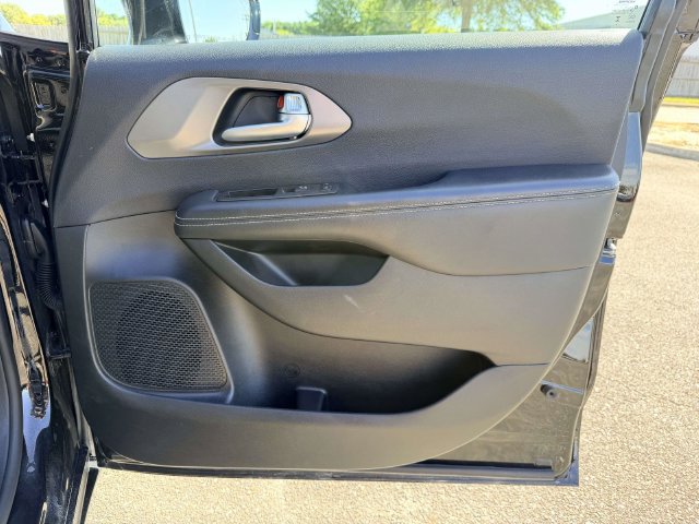 Used 2025 Chrysler Pacifica Select FWD image 8