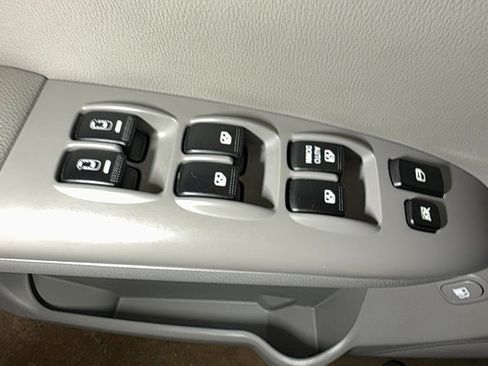 Used 2012 Kia Sedona EX FWD image 55