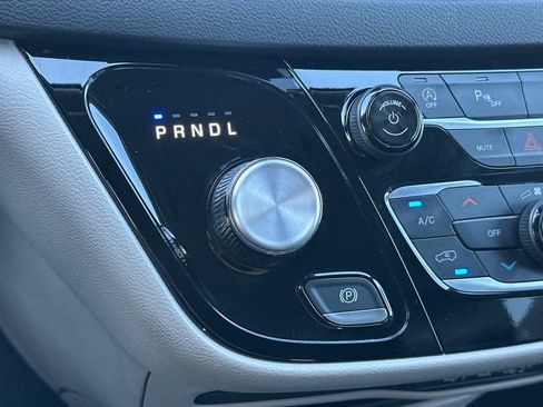 Used 2024 Chrysler Pacifica Touring-L FWD image 24