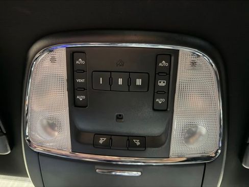 Used 2018 Chrysler 300 S AWD/4WD image 39