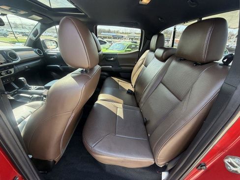 Used 2016 Toyota Tacoma Limited w/ Towing Package image 11