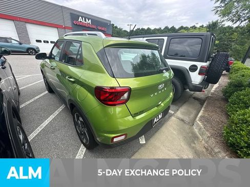 Used 2024 Hyundai Venue SEL FWD image 3