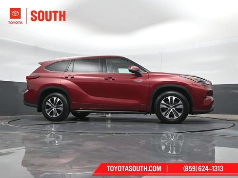 Used 2021 Toyota Highlander XLE AWD/4WD image 40