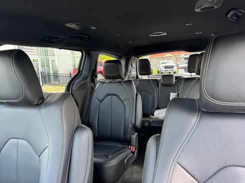 New 2027 Chrysler Pacifica Select FWD image 28