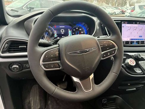 Used 2026 Chrysler Pacifica Select image 10