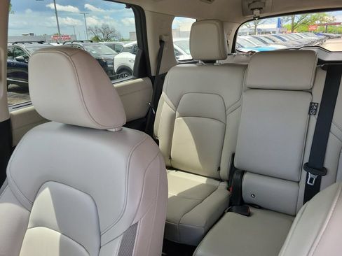 Used 2023 Nissan Pathfinder SL AWD/4WD image 9