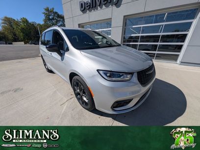 New 2026 Chrysler Pacifica Select w/ S Appearance Package