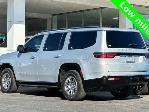 Used 2024 Jeep Wagoneer Base image 6