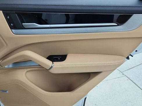 Used 2025 Porsche Cayenne Coupe AWD/4WD image 27