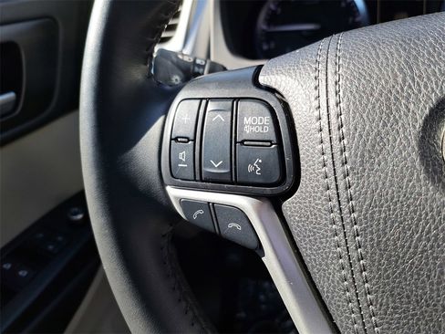 Used 2019 Toyota Highlander XLE image 19