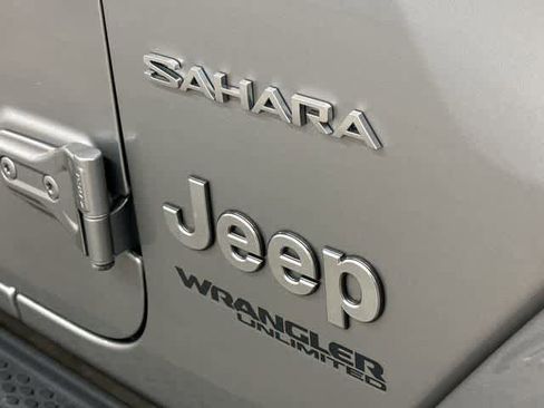 Used 2018 Jeep Wrangler Unlimited Sahara AWD/4WD image 26