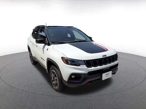 Used 2025 Jeep Compass Trailhawk image 3
