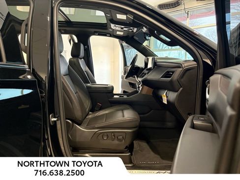 Used 2023 Chevrolet Suburban High Country AWD/4WD image 24