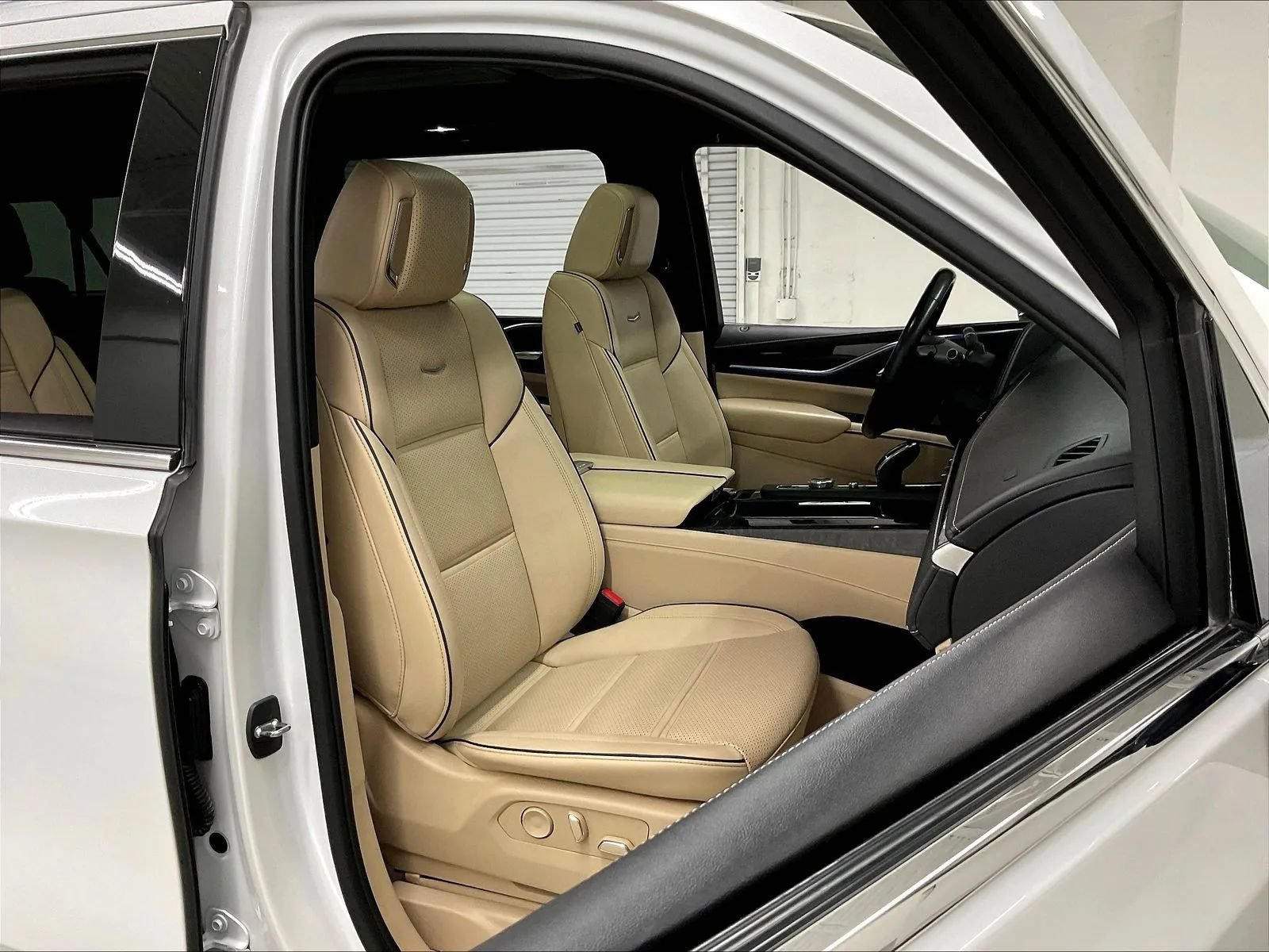 Used 2023 Cadillac Escalade ESV Premium Luxury w/ Performance Package AWD/4WD image 13