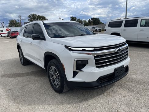 Used 2024 Chevrolet Traverse LT w/ Trailering Package FWD image 2