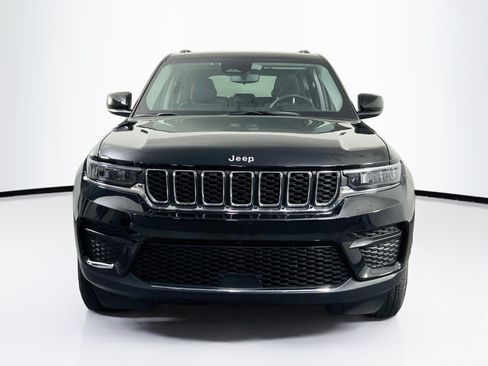 Used 2023 Jeep Grand Cherokee Laredo AWD/4WD image 2