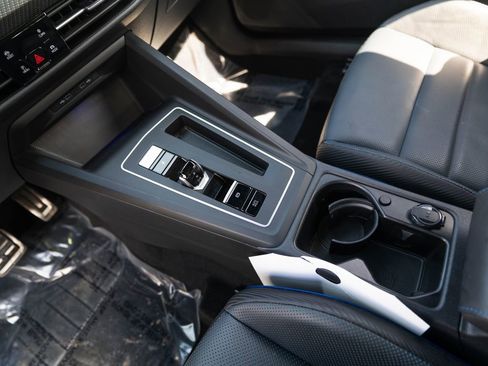 Used 2022 Volkswagen Golf R image 32