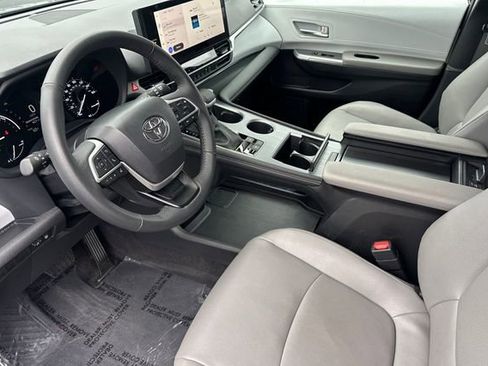 Used 2025 Toyota Sienna XLE image 14