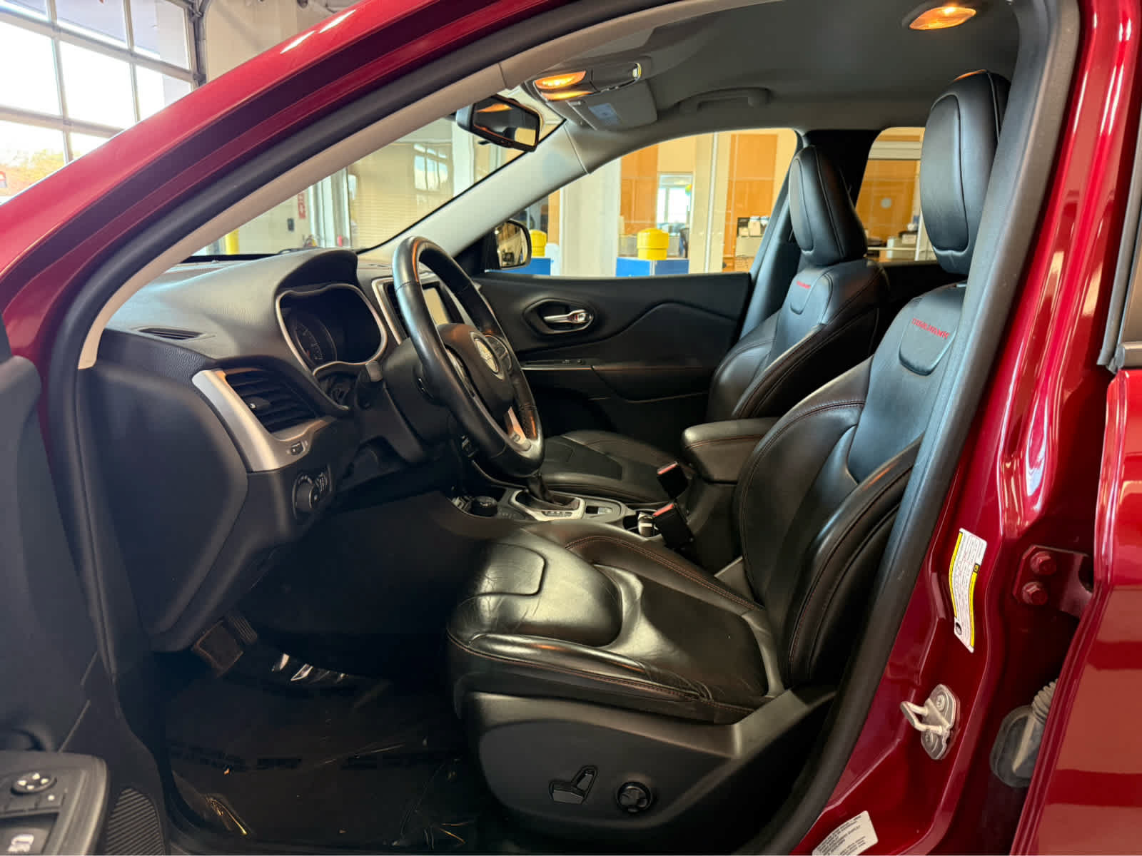 Used 2015 Jeep Cherokee Trailhawk w/ Leather Interior Group AWD/4WD image 20