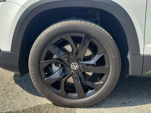 Used 2023 Volkswagen Taos SE w/ Panoramic Sunroof Package image 6