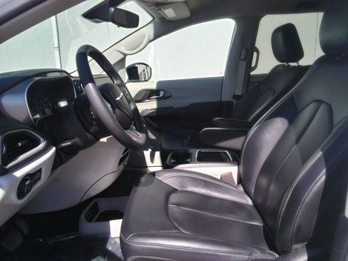 Used 2024 Chrysler Pacifica Touring-L image 16