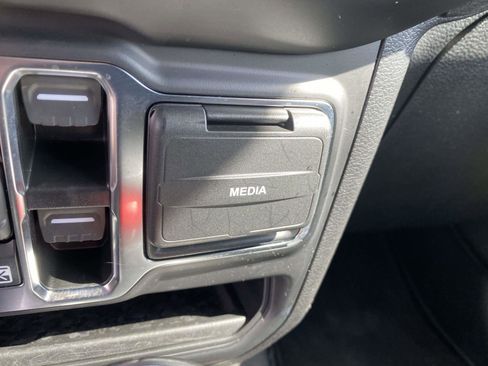 Used 2022 Jeep Wrangler Unlimited Sahara image 4