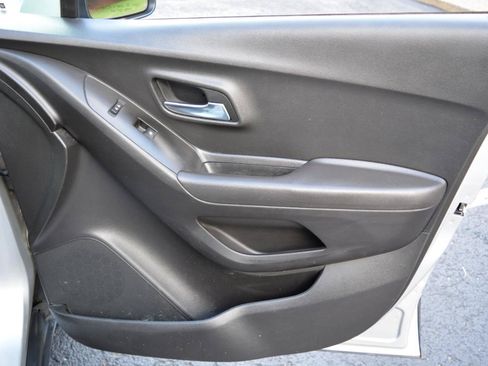 Used 2018 Chevrolet Trax LT w/ LT Convenience Package FWD image 18