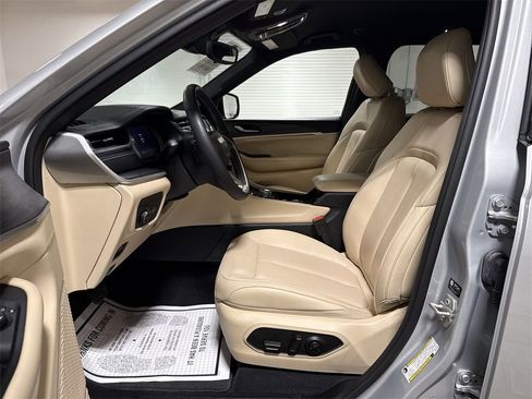 Used 2023 Jeep Grand Cherokee Limited image 19