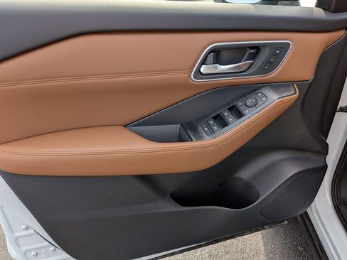 New 2026 Nissan Rogue Platinum image 9