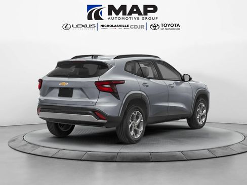 Used 2024 Chevrolet Trax ACTIV w/ Sunroof Package FWD image 2