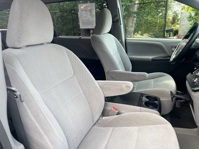 Used 2015 Toyota Sienna LE AWD/4WD image 17