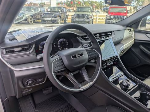 New 2025 Jeep Grand Cherokee Laredo w/ Luxury Tech Group I AWD/4WD image 29