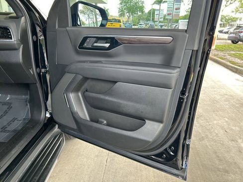 Used 2025 Chevrolet Suburban LS image 27