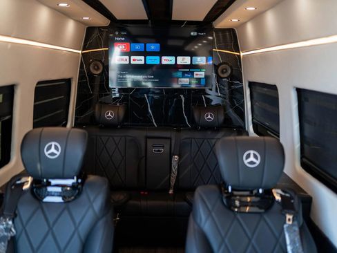 Used 2024 Mercedes-Benz Sprinter 2500 image 32