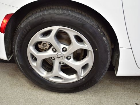 Used 2023 Chrysler Pacifica Limited FWD image 39