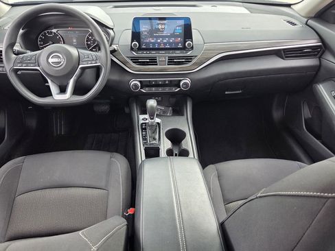 Used 2025 Nissan Altima 2.5 SV FWD image 14
