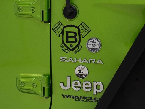 Used 2018 Jeep Wrangler Unlimited Sahara w/ Uconnect 4C Nav & Sound Group AWD/4WD image 17