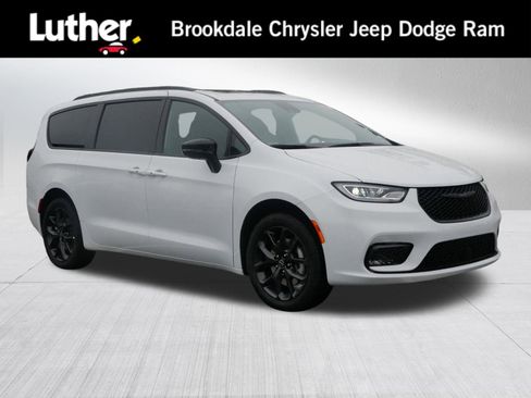 New 2026 Chrysler Pacifica Limited w/ S Appearance Package image 1