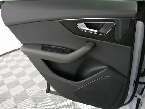 Used 2024 Audi Q8 Premium image 26