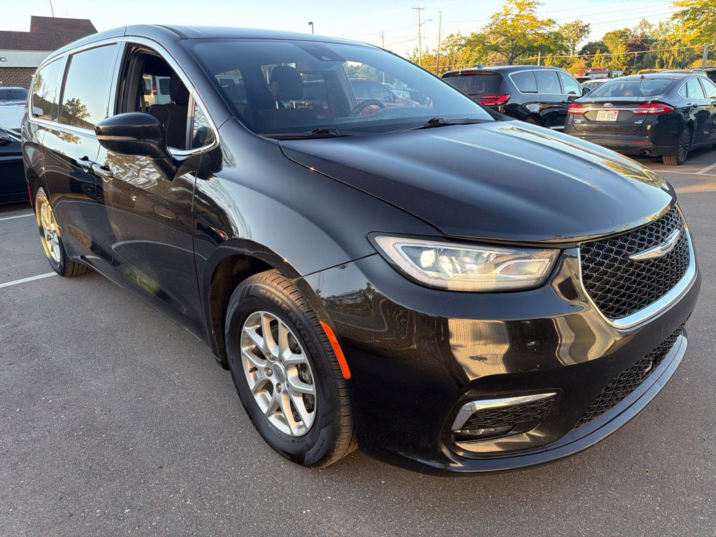 Used 2024 Chrysler Pacifica Touring FWD image 3