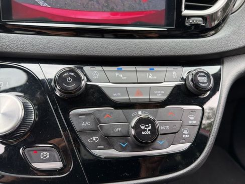 Used 2025 Chrysler Pacifica Select FWD image 12