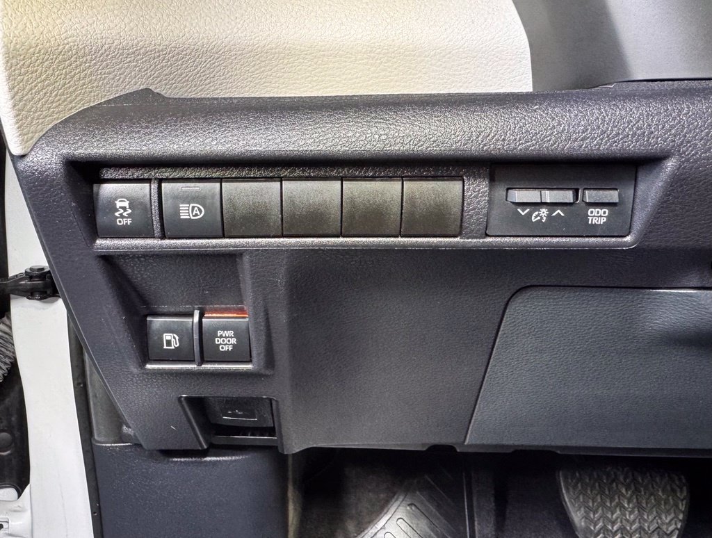 Certified 2024 Toyota Sienna XLE FWD image 24