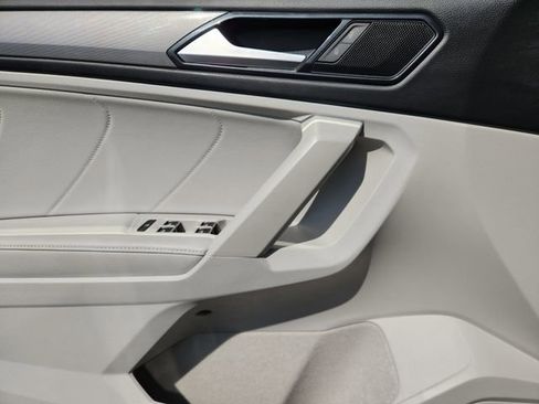 Used 2023 Volkswagen Tiguan SE image 19