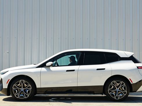 Used 2022 BMW iX xDrive50 w/ Sport Package image 9