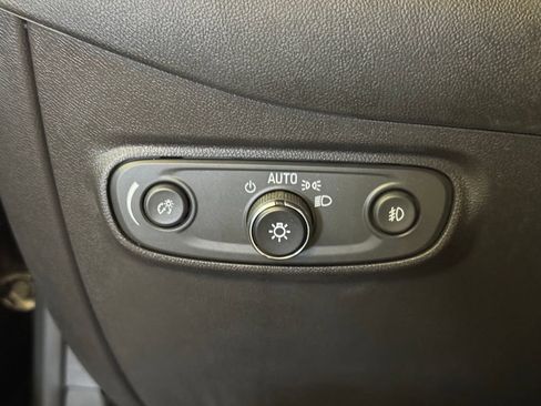 Used 2023 Chevrolet Equinox Premier FWD image 18