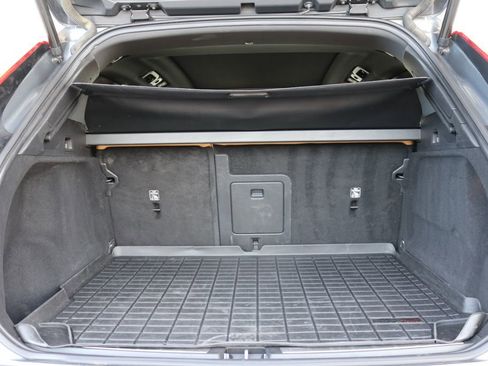 Used 2018 Volvo XC60 T6 Momentum w/ Vision Package image 27