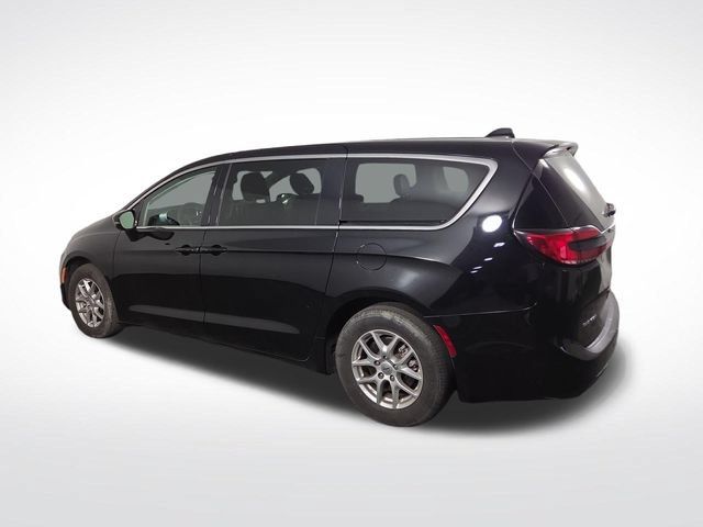Used 2024 Chrysler Pacifica Touring-L FWD image 10