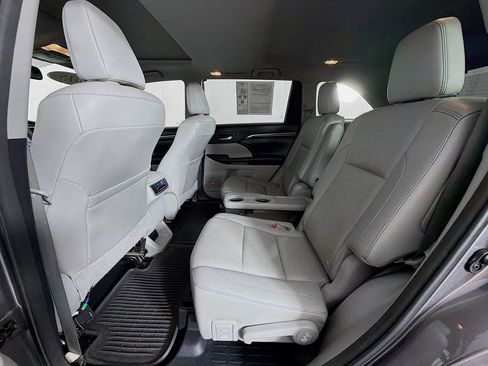 Used 2015 Toyota Highlander Limited w/ Driver Technology Package FWD image 35