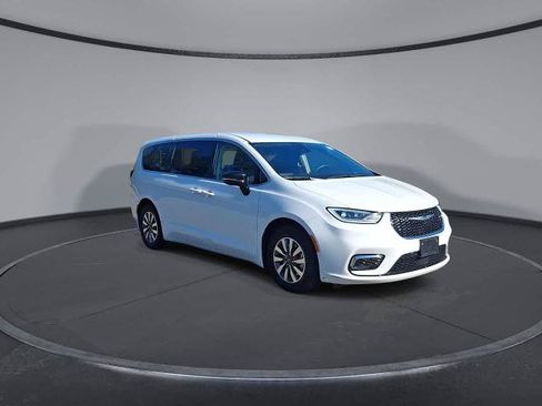 Used 2024 Chrysler Pacifica Limited FWD image 2