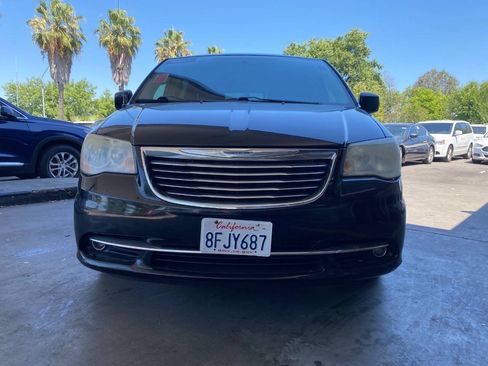 Used 2014 Chrysler Town & Country Touring FWD image 4